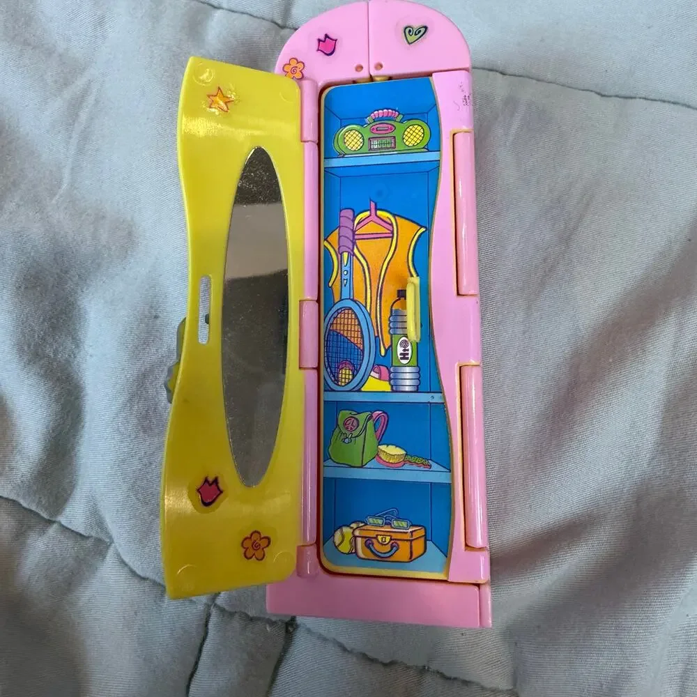 Vintage Fashion Polly Pocket Shani School Cool Pink Yellow Locker Mattel 1999
